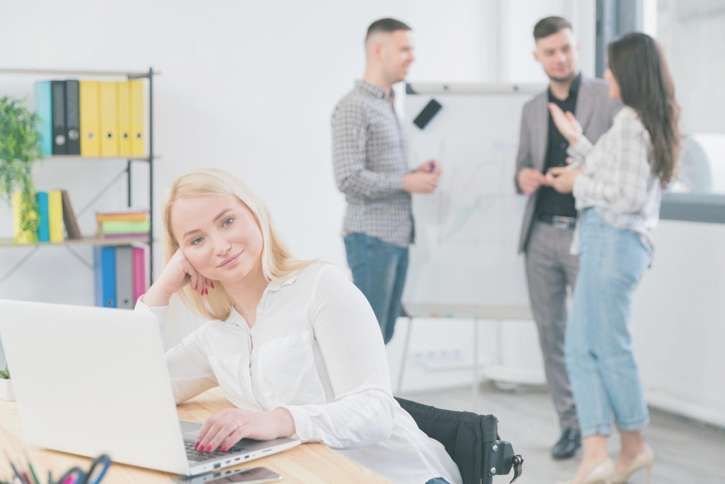Espace de travail collaboratif montrant des documents financiers et analyses
